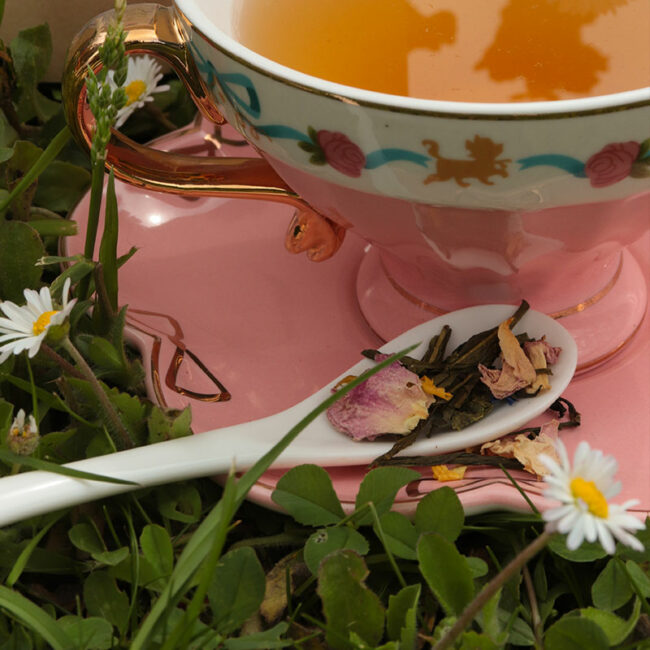 Le trio, pétales de rose, souci, fleurs de bleuet, aux multiples vertus, vous aide à la digestion