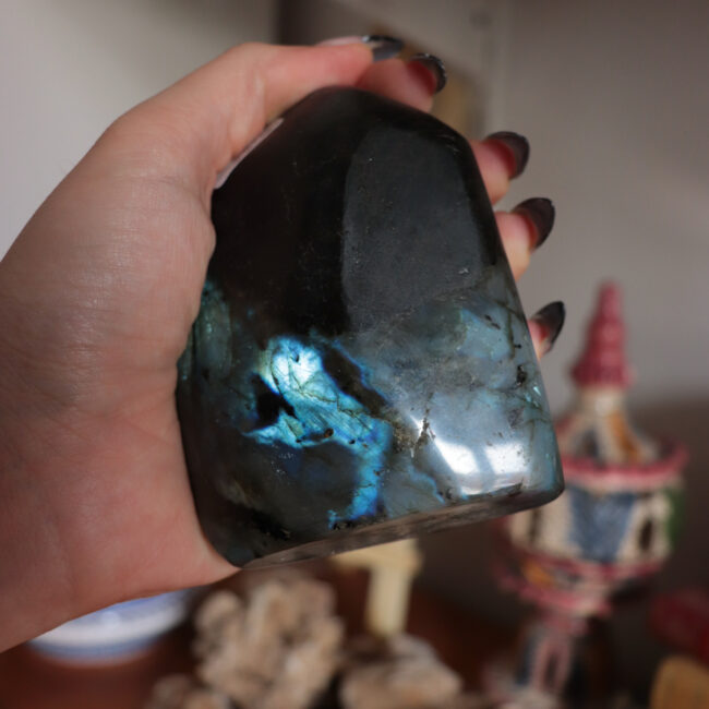 Labradorite forme libre derriere